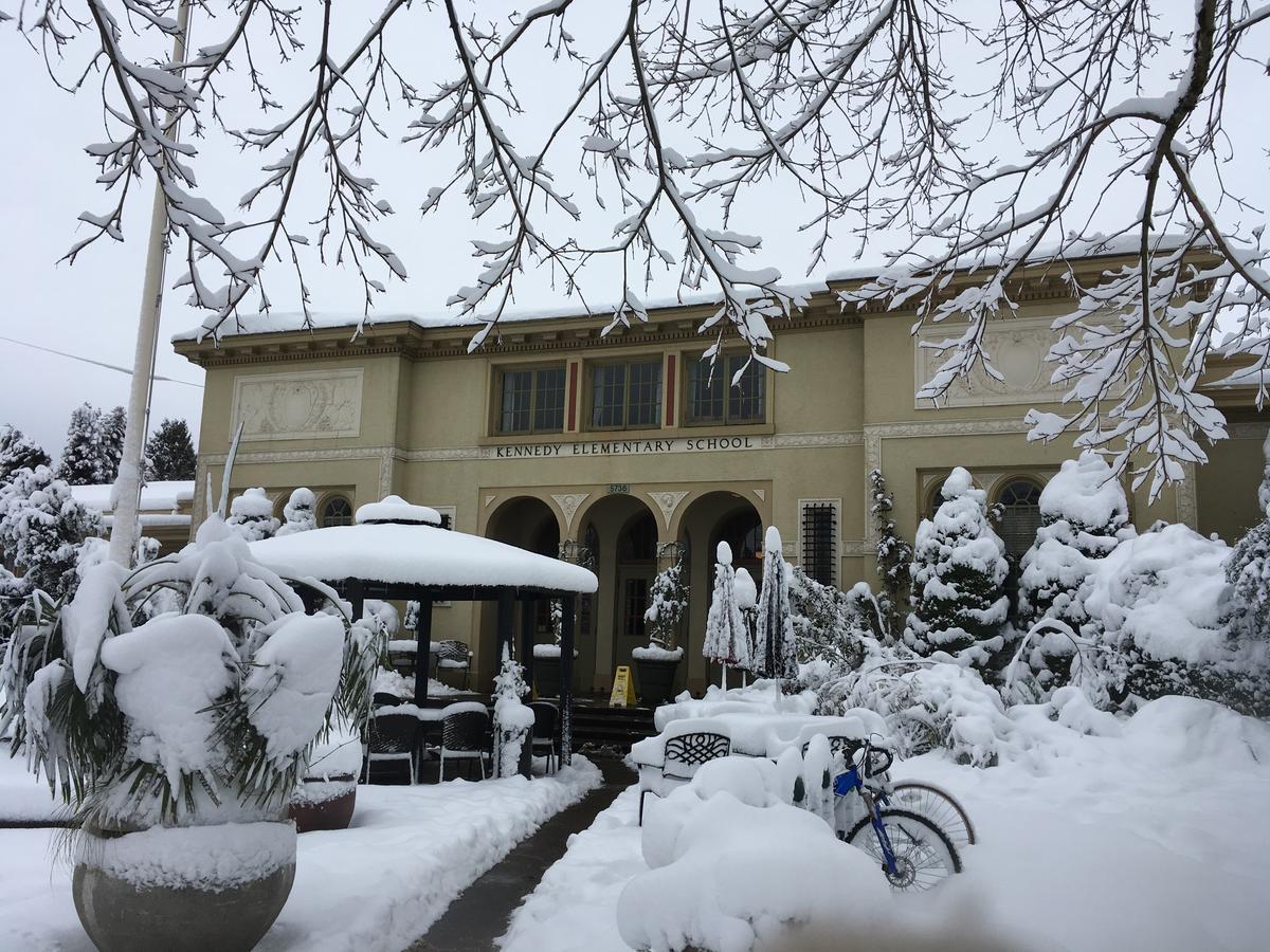 Mcmenamins Kennedy School Hotel Portland Exterior foto
